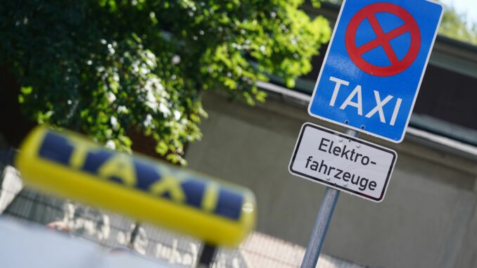 Ab 1. Januar 2025 sollen Taxis mit Verbrennermotor allmählich aus dem Hamburger Stadtbild verschwinden (Archivbild). 