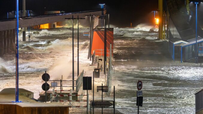 Ein Sturmtief treibt das Wasser gegen die schleswig-holsteinische Nordseeküste.