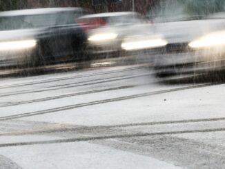 Zum Wochenstart soll das Wetter wieder milder werden, vorher könnte es aber nochmal glatt werden. (Symbolbild)