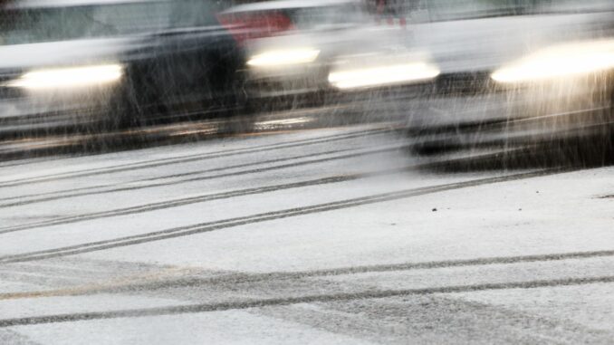 Zum Wochenstart soll das Wetter wieder milder werden, vorher könnte es aber nochmal glatt werden. (Symbolbild)