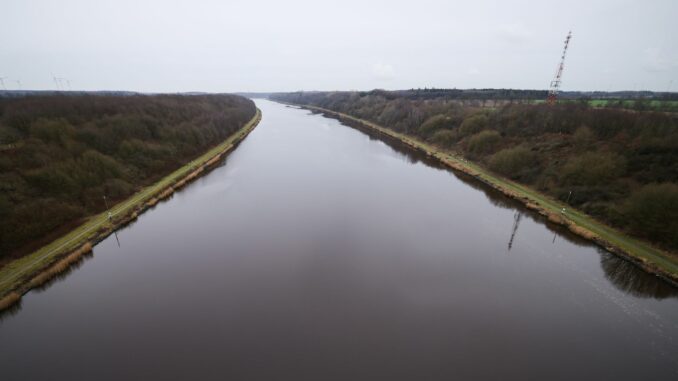 Ein Schiff ist im Nord-Ostsee-Kanal gegen eine Böschung gefahren. (Symbolbild)