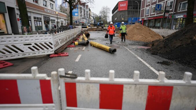 Viele Baustellen sorgen in Hamburg immer wieder für Verkehrsbehinderungen. (Archivbild)