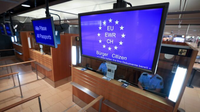 Wegen eines Problems des Inpol-Fahndungs- und Auskunftssystems dauerten die Grenzkontrollen am Flughafen Hamburg nach Angaben der Bundespolizei am Freitagnachmittag etwas länger. (Archivbild)