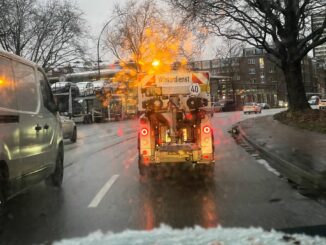 Seit dem Nachmittag ist der Winterdienst der Stadtreinigung Hamburg im Volleinsatz. (Archivbild)