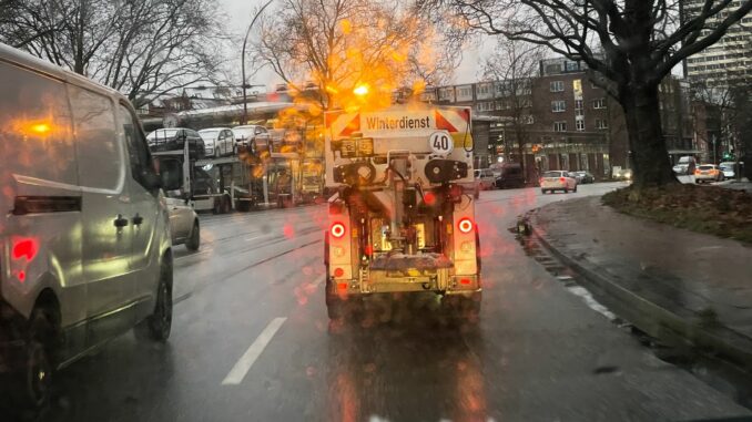 Seit dem Nachmittag ist der Winterdienst der Stadtreinigung Hamburg im Volleinsatz. (Archivbild)