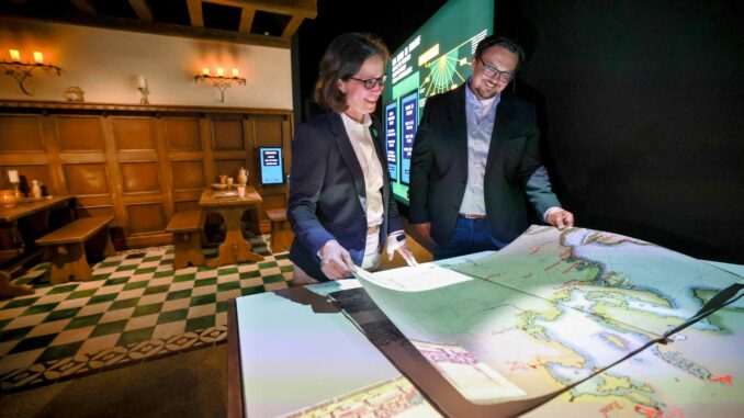 Felicia Sternfeld (links), Direktorin des Europäischen Hansemuseums, und André Dubisch, Projektleiter, stehen in der «London»-Inszenierung im Europäischen Hansemuseum. (Archivfoto)