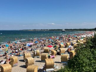 Strandkörbe stehen bei sommerlichem Wetter am Timmendorfer Strand in Schleswig-Holstein. (Archivfoto)