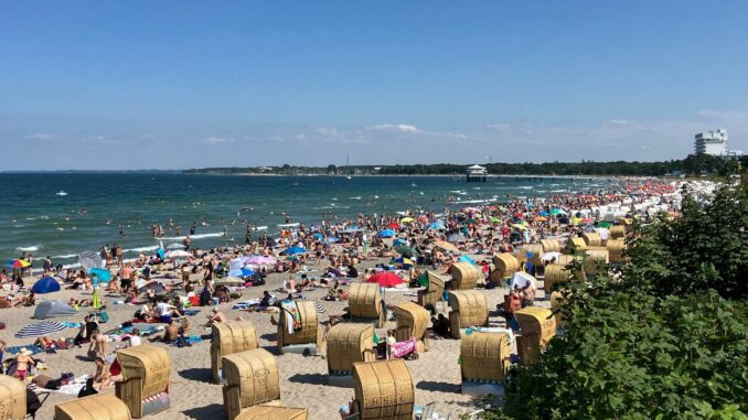 Strandkörbe stehen bei sommerlichem Wetter am Timmendorfer Strand in Schleswig-Holstein. (Archivfoto)