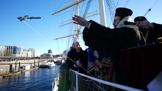 Der griechisch-orthodoxe Bischof Ambrosius von Argyroupolis hat von Bord des Museumsschiffs «Rickmer Rickmers» die Elbe und den Hamburger Hafen gesegnet. 