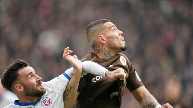 Der Brasilianer Maurides (r) absolvierte 17 Spiele für den FC St. Pauli.