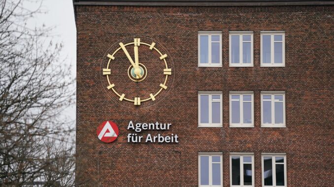 Die Agentur für Arbeit in Hamburg meldet einen Rückgang der Arbeitslosigkeit. 