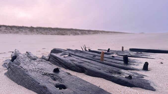 Vermutlich hatte der Sturm auf Sylt in den vergangenen Tagen dafür gesorgt, dass die zuvor unter Sand verborgenen Wrackteile sichtbar wurden. 