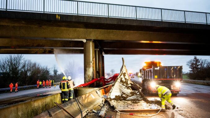 Die Autobahn zwischen Barsbüttel und Stapelfeld wurde in beide Richtungen gesperrt.