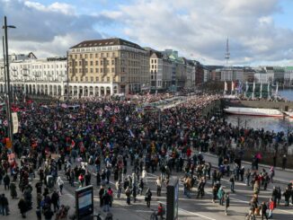 Mehr als 20.000 Menschen nahmen nach Polizeiangaben an der Kundgebung teil.