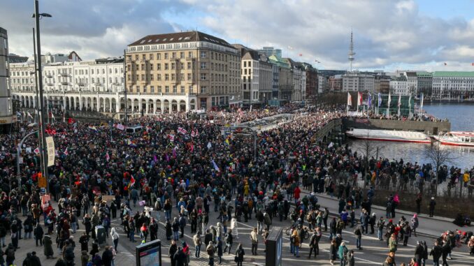 Mehr als 20.000 Menschen nahmen nach Polizeiangaben an der Kundgebung teil.