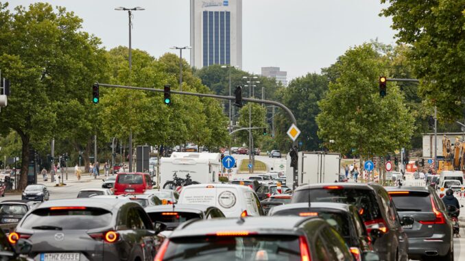 Auf den Hamburger Straßen wurde es auch 2024 wieder eng. (Archivbild)