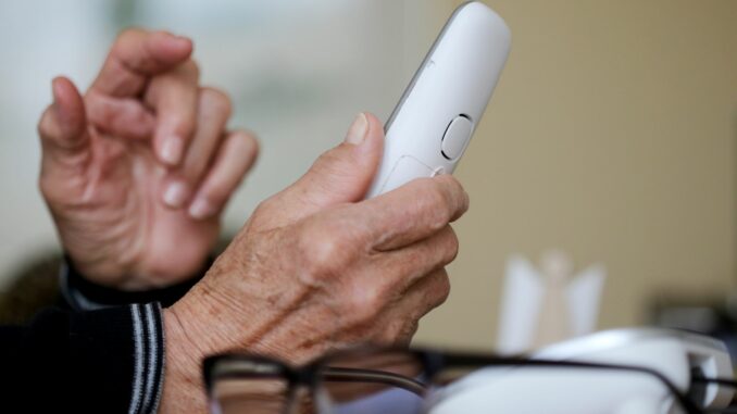 Eine 81 -Jährige wird in Bordesholm um eine fünfstellige Geldsumme nach einem vermeintlichen Polizeianruf betrogen. (Symbolbild)