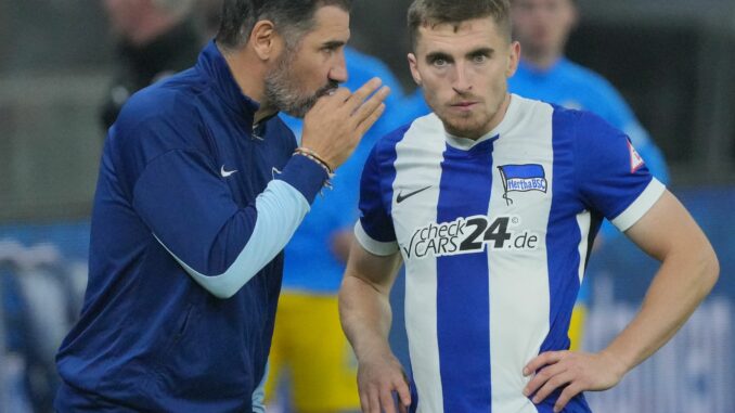 Hertha-Trainer Cristian Fiél setzt weiter auf Jonjoe Kenny. 