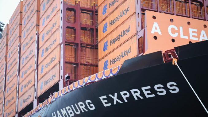 Die Containerreederei Hapag-Lloyd hat im vergangenen Jahr mehr Fracht als im Vorjahr transportiert. (Archivbild)