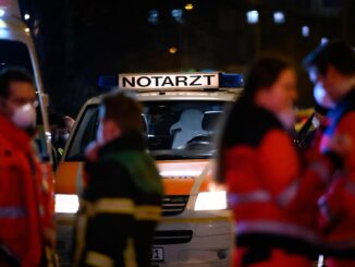 In Kiel wird die Polizei in der Silvesternacht von einer größeren Menschengruppe angegangen. Hintergrund ist der Einsatz eines Notarztes bei einem Herzinfarkt-Patienten. Die Menschen wollten die Polizei nicht dahaben, berichtet ein Sprecher. (Symbolbild)