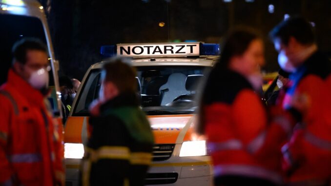 In Kiel wird die Polizei in der Silvesternacht von einer größeren Menschengruppe angegangen. Hintergrund ist der Einsatz eines Notarztes bei einem Herzinfarkt-Patienten. Die Menschen wollten die Polizei nicht dahaben, berichtet ein Sprecher. (Symbolbild)