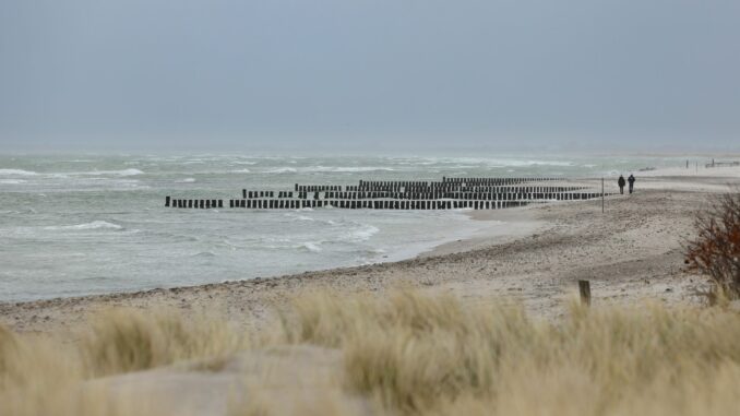 In Heiligenhafen gibt es Überlegungen, bei einem Teil des Strandes auf Sandaufspülungen zu verzichten und stattdessen einen Steg in den Dünen zu verlegen. (Archivbild)