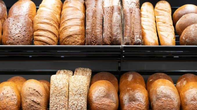 Die Rewe-Gruppe will Brot- und Backwaren künftig nicht mehr selbst herstellen.