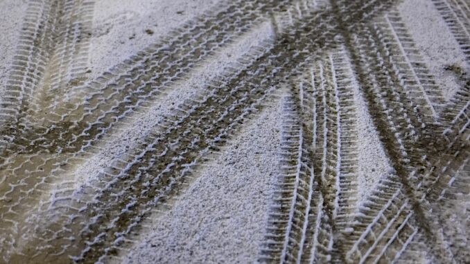 In Flensburg ist ein Wagen mit Sommerreifen auf glatter Straßen ins Schleudern gekommen und hat mehrere Autos beschädigt. (Symbolbild)