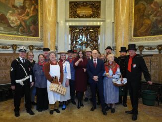 Die Politiker nahmen zahlreiche Grüße und Glückwünsche im Turmzimmer des Rathauses entgegengenommen.