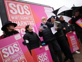 Vertreter von Unternehmen und Wirtschaftsverbänden haben in der Hamburger Innenstadt für eine Wirtschaftswende demonstriert.