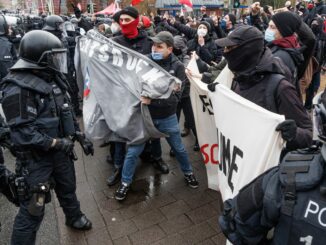 Die Polizei musste in Neumünster mehrere Gruppen auseinanderhalten.