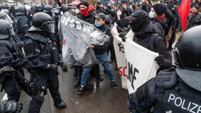 Die Polizei musste in Neumünster mehrere Gruppen auseinanderhalten.