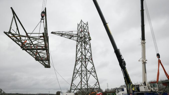 Eine neue Stromleitung für die Energiewende entsteht.