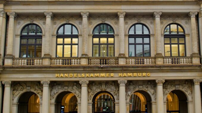 Die Handelskammer Hamburg befragt regelmäßig Unternehmen der Stadt. (Archivbild)