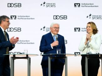 Thomas Weikert (l-r), Präsident des Deutschen Olympischen Sportbundes (DOSB), Bundespräsident Frank-Walter Steinmeier und Marija Kolak, Präsidentin des Bundesverbandes der Deutschen Volksbanken und Raiffeisenbanken (BVR), verleihen die «Sterne des Sports» in Gold