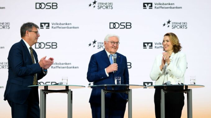 Thomas Weikert (l-r), Präsident des Deutschen Olympischen Sportbundes (DOSB), Bundespräsident Frank-Walter Steinmeier und Marija Kolak, Präsidentin des Bundesverbandes der Deutschen Volksbanken und Raiffeisenbanken (BVR), verleihen die «Sterne des Sports» in Gold 