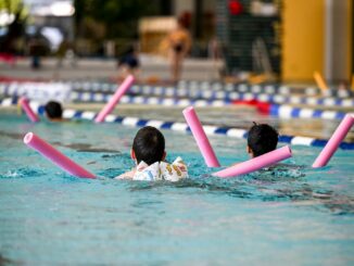 Es ist in Hamburg endlich wieder leichter für Kindergarten- und Grundschul-Kinder Kurse zum Schwimmenlernen zu finden. (Symbolbild)