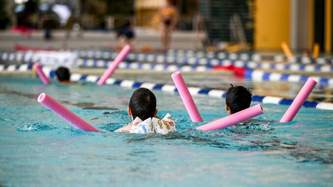 Es ist in Hamburg endlich wieder leichter für Kindergarten- und Grundschul-Kinder Kurse zum Schwimmenlernen zu finden. (Symbolbild)