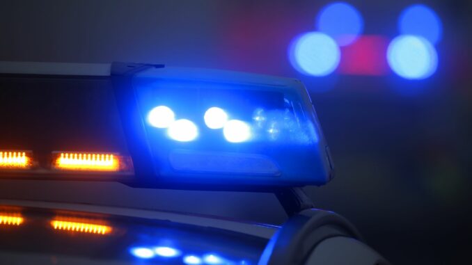 Ein 19-jähriger Autofahrer ist bei Husum unter das eigene Auto geraten und lebensbedrohlich verletzt worden.