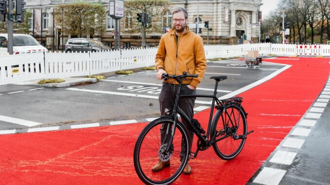 Jedes Jahr sollen 60 bis 80 Kilometer Radwege neu gebaut oder saniert werden. Sie sind «ein wichtiger Baustein für eine erfolgreiche Mobilitätswende in Hamburg», sagt Verkehrssenator Anjes Tjarks (Grüne). (Archivfoto)