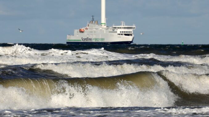 Wegen stürmischer See ruht der Schiffsverkehr zwischen Rostock und Gedser. (Archivbild)