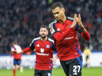 HSV-Torschütze Selke applaudiert nach seinem Treffer.