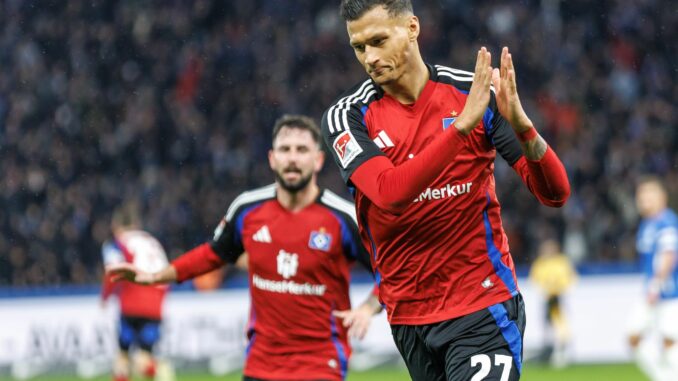 HSV-Torschütze Selke applaudiert nach seinem Treffer. 