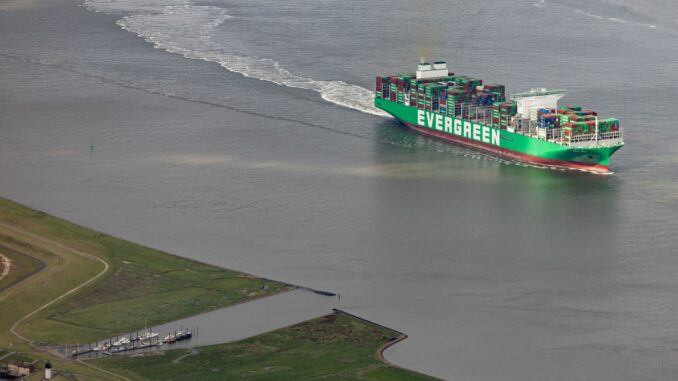 Ein Containerschiff fährt auf der Elbe in Richtung Hamburger Hafen. (Archivbild)