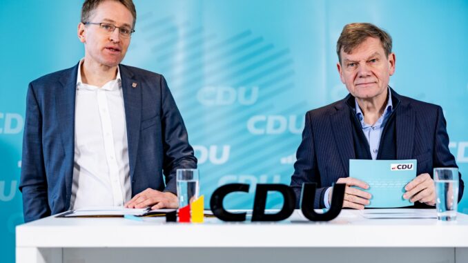 Der CDU-Landesvorsitzende und Ministerpräsident Daniel Günther (links) und der Spitzenkandidat zur Bundestagswahl, Johann Wadephul, präsentieren in Kiel die Wahlkampfschwerpunkte der CDU Schleswig-Holstein.