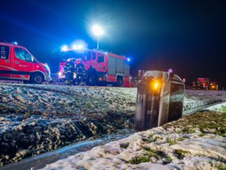 Bei eisigen Temperaturen war in Hamburg der Kleintransporter von einer Straße abgekommen und in einem Wassergraben liegengeblieben.