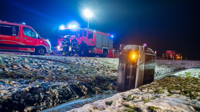 Bei eisigen Temperaturen war in Hamburg der Kleintransporter von einer Straße abgekommen und in einem Wassergraben liegengeblieben.