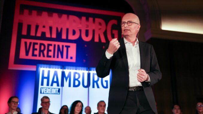 Bürgermeister Tschentscher auf der Bühne: Mit einer euphorischen Auftaktveranstaltung startet die Hamburger SPD in den Bürgerschaftswahlkampf.