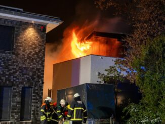 Flammen schlagen aus dem Haus.