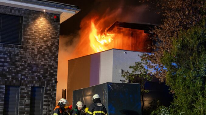 Flammen schlagen aus dem Haus.